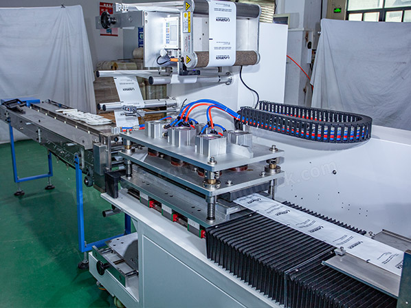 four side sealing packing machine