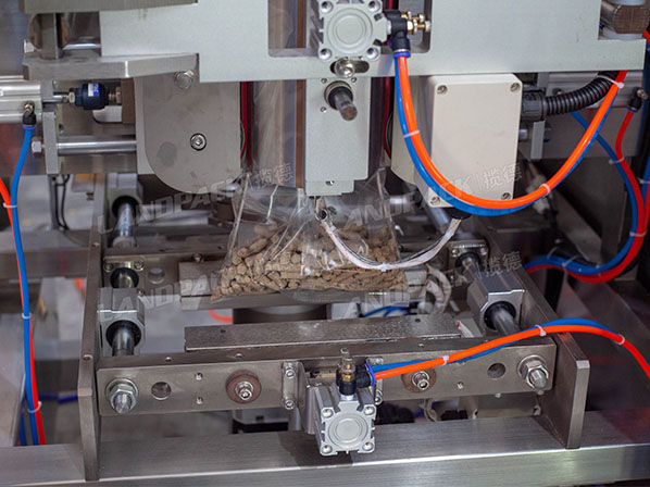 nuts packing machine